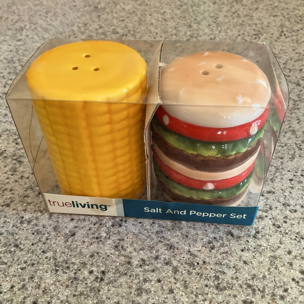 NIP TrueLiving Hamburger & Corn on the Cob Salt & Pepper Set
